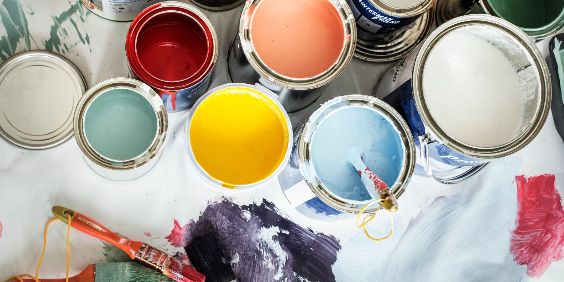 Pintura de casa en proceso de renovación